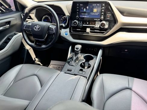 Used 2021 Toyota Highlander XLE AWD/4WD image 12