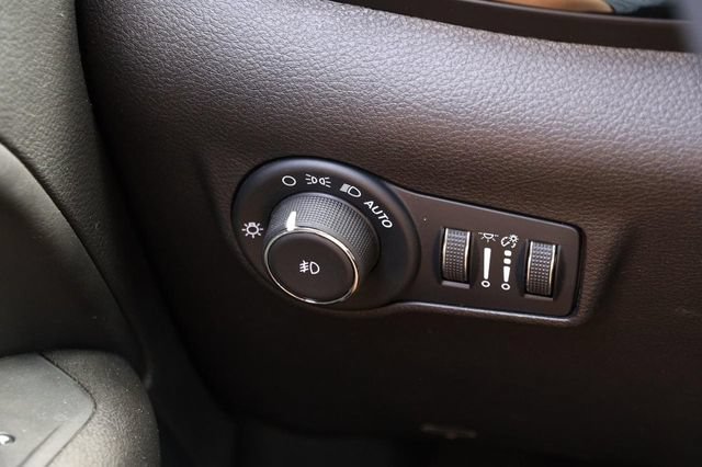 Used 2025 Jeep Compass Trailhawk AWD/4WD image 19