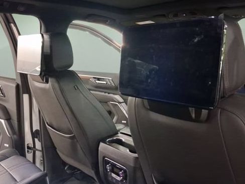 Used 2025 Chevrolet Tahoe High Country AWD/4WD image 16