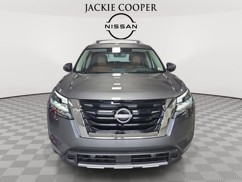 Used 2025 Nissan Pathfinder Platinum FWD image 2
