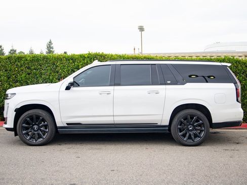 Used 2022 Cadillac Escalade ESV Premium Luxury Platinum w/ Heavy-Duty Trailer Package image 3