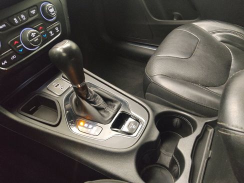 Used 2019 Jeep Cherokee Limited FWD image 26