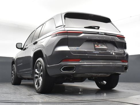 Used 2022 Jeep Grand Cherokee Overland w/ Luxury Tech Group IV AWD/4WD image 20