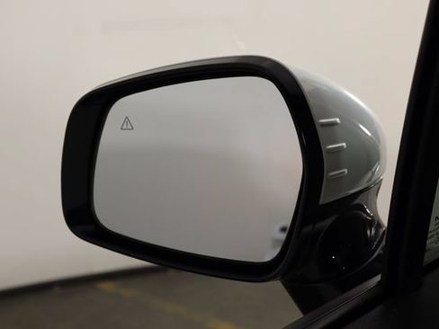 Used 2025 Kia Carnival FWD image 37