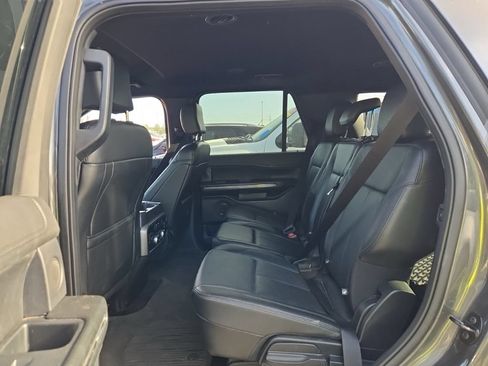 Used 2018 Ford Expedition XLT w/ Equipment Group 202A AWD/4WD image 9