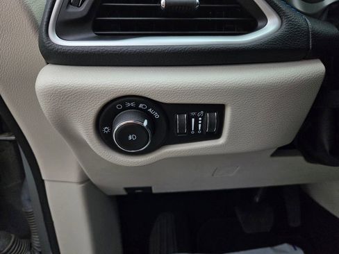 Used 2021 Chrysler Pacifica Touring-L FWD image 14