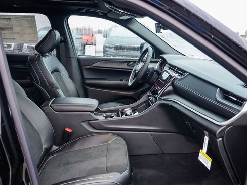 New 2025 Jeep Grand Cherokee L Altitude image 18