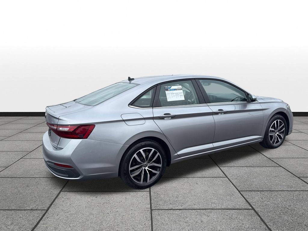 Used 2025 Volkswagen Jetta SE FWD image 5