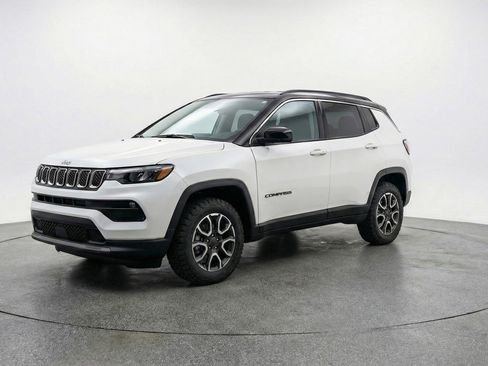 Used 2025 Jeep Compass Trailhawk image 3
