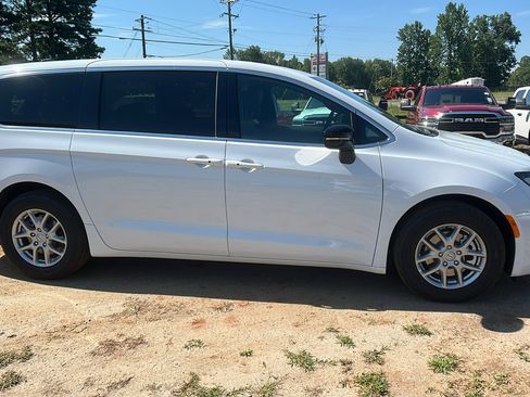 New 2026 Chrysler Voyager LX image 7