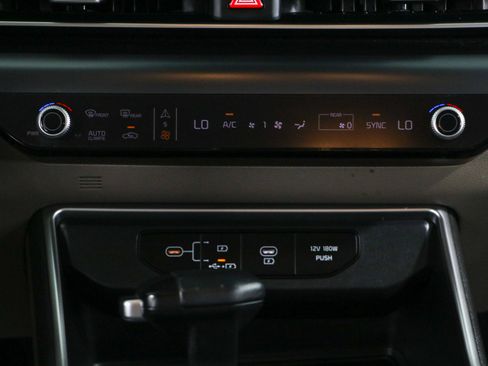 Used 2025 Kia Carnival FWD image 20