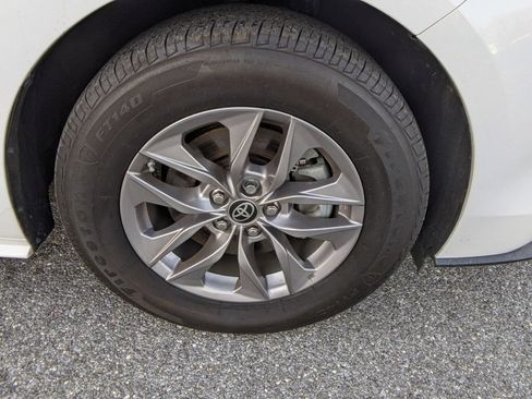 Used 2021 Toyota Sienna LE w/ LE Plus Package FWD image 11