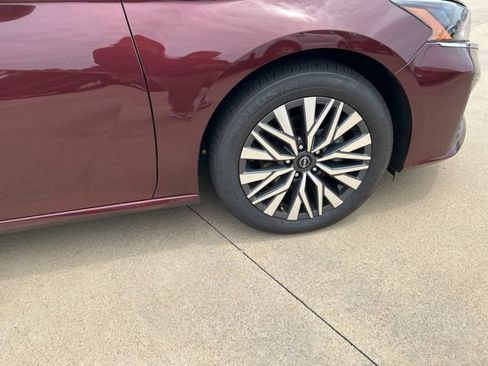 Used 2025 Nissan Altima 2.5 SV FWD image 15