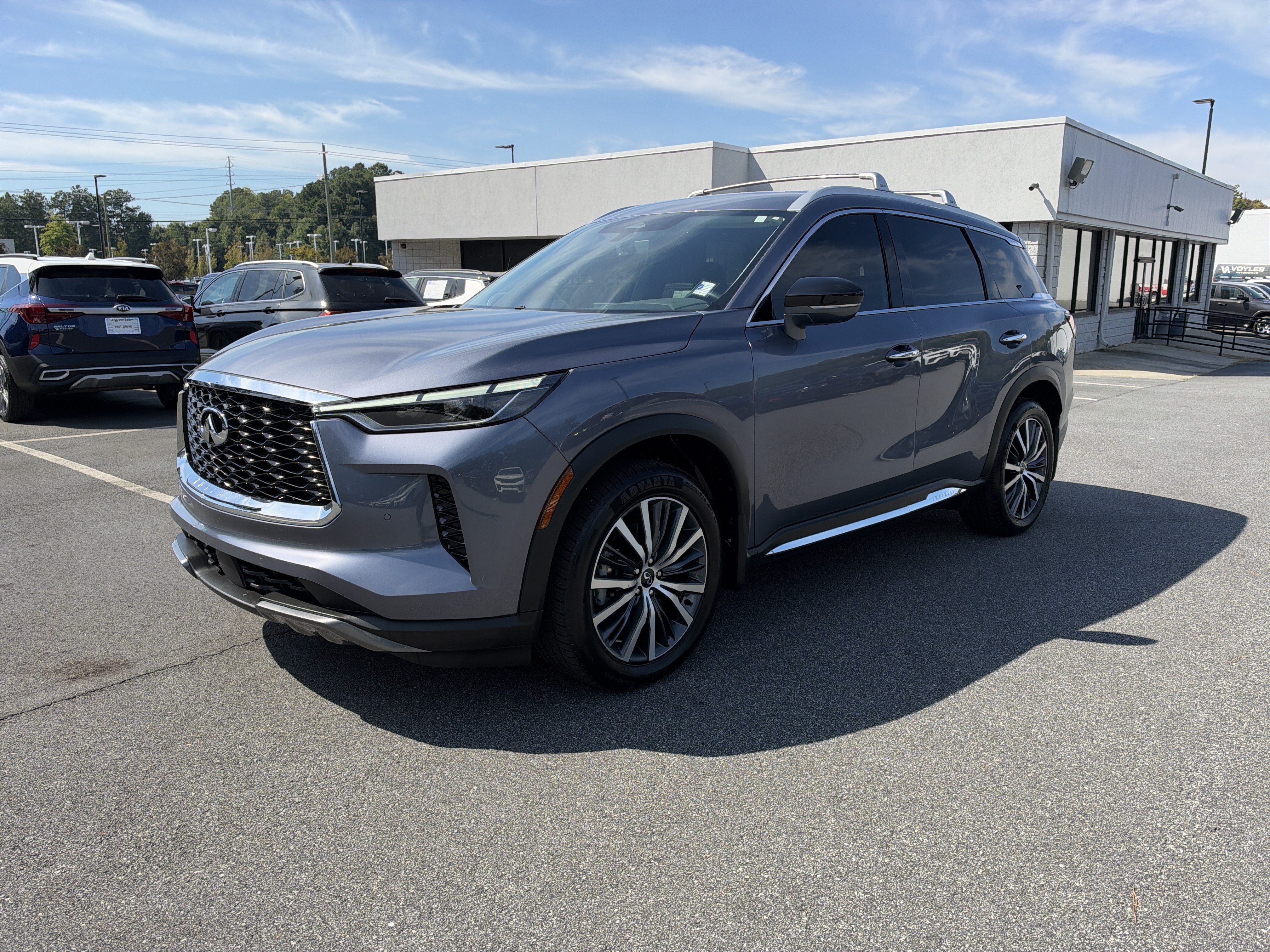 Used 2023 INFINITI QX60 Sensory w/ Cargo Package AWD/4WD image 3