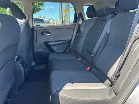 Used 2022 Nissan Rogue SV FWD image 11