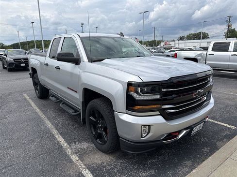 Used 2018 Chevrolet Silverado 1500 LT w/ Redline Edition AWD/4WD image 2
