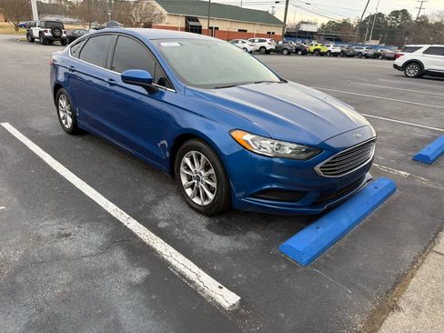 Used 2017 Ford Fusion SE w/ Fusion SE Technology Package image 2