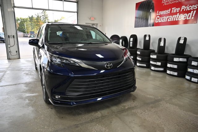 New 2026 Toyota Sienna XLE AWD/4WD image 3