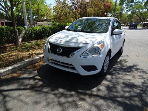 Used 2018 Nissan Versa SV image 3