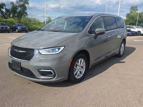 Used 2023 Chrysler Pacifica Touring-L FWD image 10