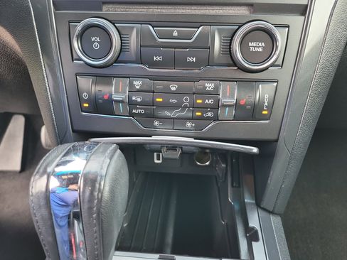 Used 2018 Ford Explorer XLT w/ Equipment Group 202A AWD/4WD image 13