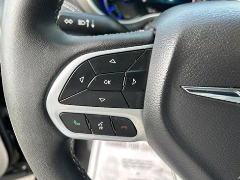 Used 2024 Chrysler Pacifica Limited FWD image 16