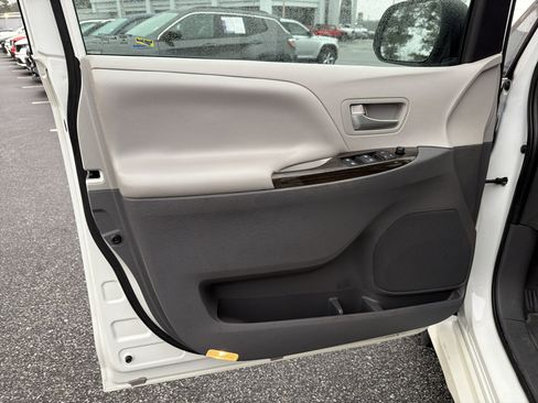 Used 2020 Toyota Sienna XLE image 11