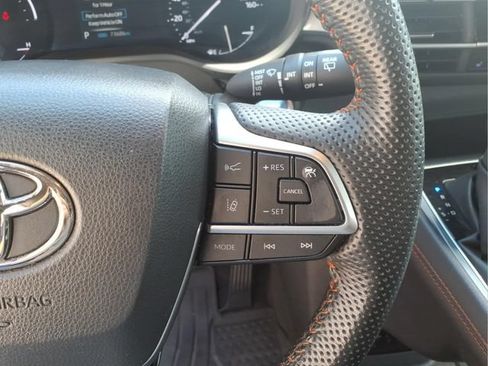 Used 2023 Toyota Sienna XSE FWD image 17