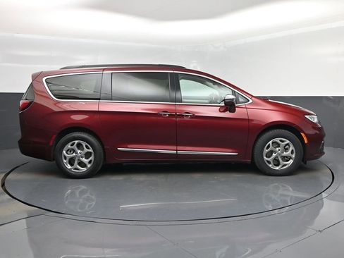 Used 2022 Chrysler Pacifica Limited image 42