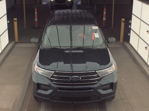 Used 2022 Ford Explorer XLT image 2