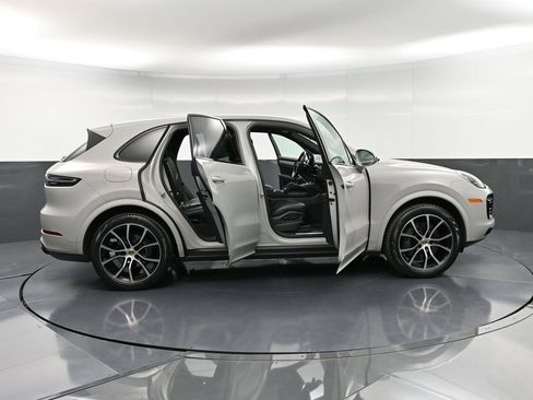 Certified 2023 Porsche Cayenne Platinum Edition image 37