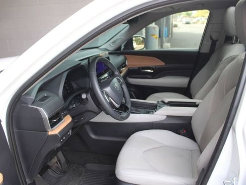 Used 2025 Toyota Grand Highlander FWD image 13