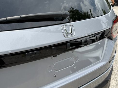 Used 2025 Honda Pilot Sport image 16