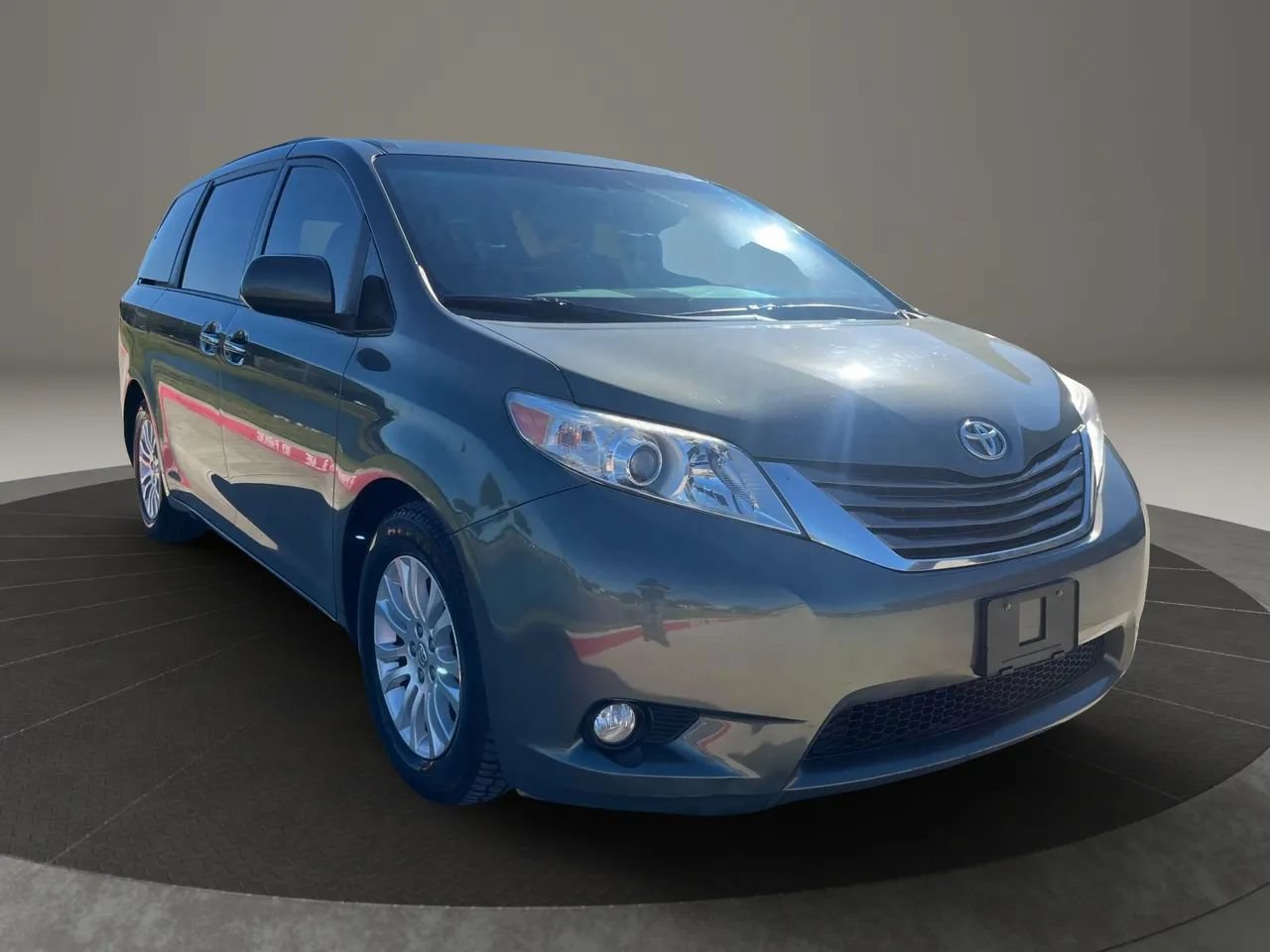 Used 2011 Toyota Sienna XLE w/ XLE Navigation Pkg FWD image 4