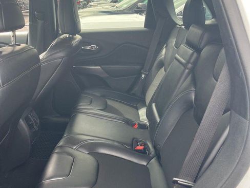 Used 2019 Jeep Cherokee Latitude Plus w/ Cold Weather Group AWD/4WD image 7
