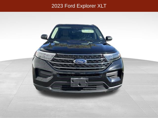 Used 2023 Ford Explorer XLT AWD/4WD image 2
