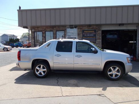 Used 2011 Chevrolet Avalanche LTZ image 2