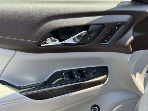 Used 2021 GMC Acadia SLT w/ Technology Package FWD image 19