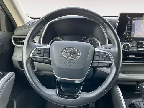 Used 2021 Toyota Highlander XLE AWD/4WD image 14