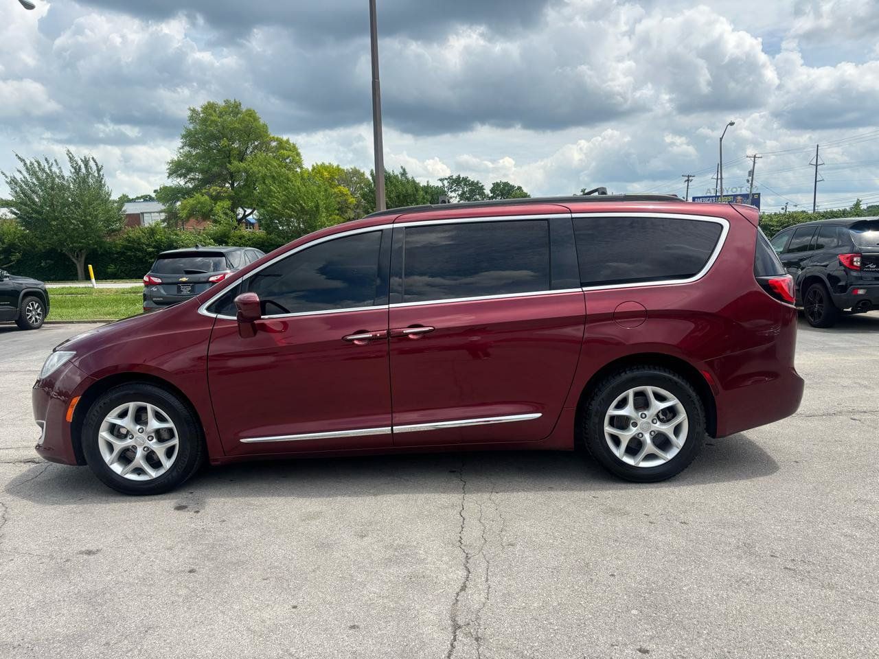 Used 2017 Chrysler Pacifica Touring-L w/ Tire & Wheel Group FWD image 6