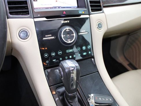 Used 2013 Ford Taurus Limited FWD image 18