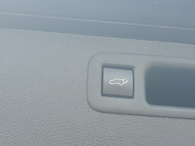 Used 2022 Toyota Highlander XLE AWD/4WD image 9