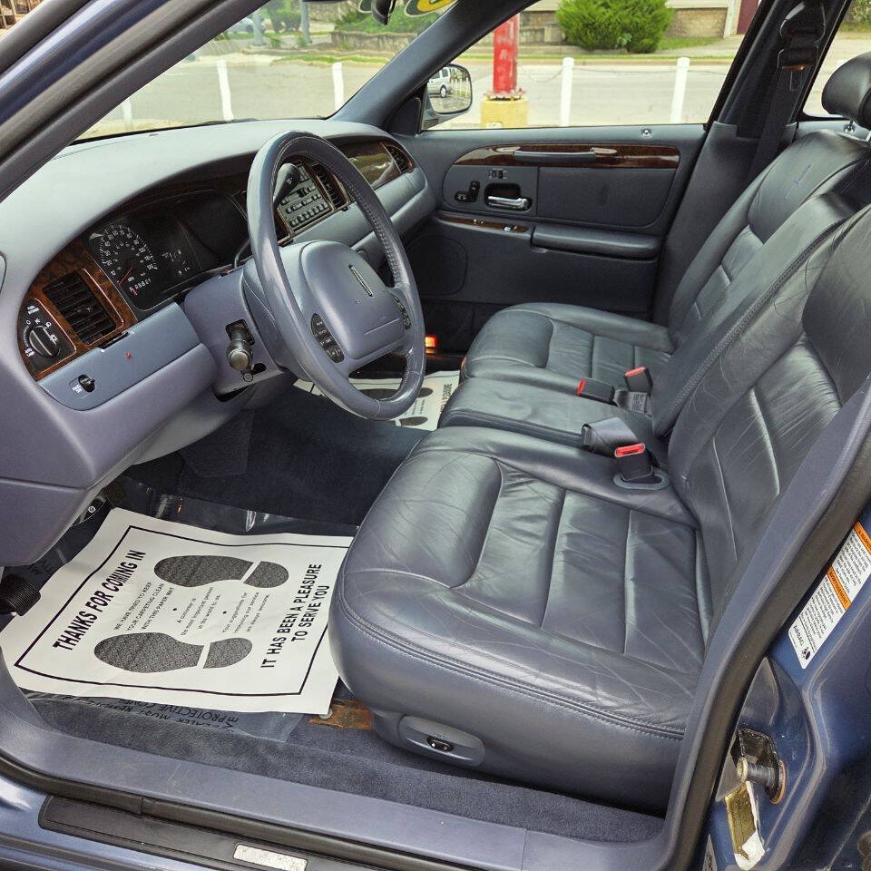 Used 2000 Lincoln Town Car Signature RWD image 8