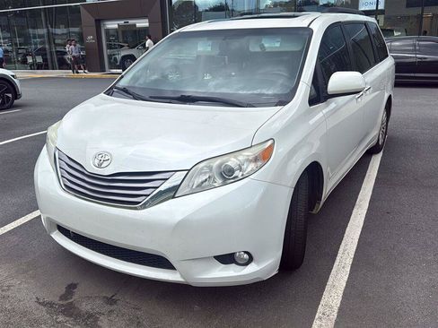 Used 2016 Toyota Sienna XLE w/ XLE Navigation Package FWD image 2