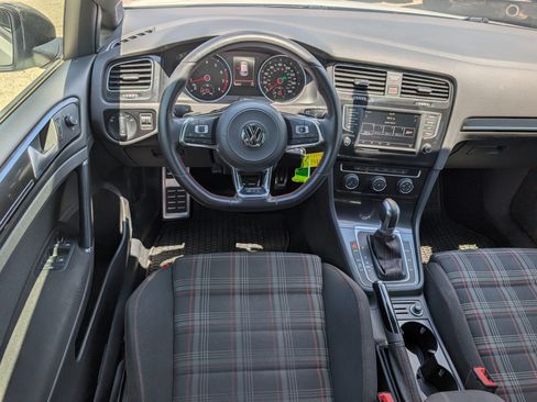 Used 2017 Volkswagen Golf 4-Door FWD image 8