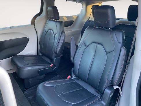 Used 2018 Chrysler Pacifica Touring-L w/ Tire & Wheel Group image 19