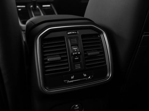 Used 2025 Porsche Macan image 43