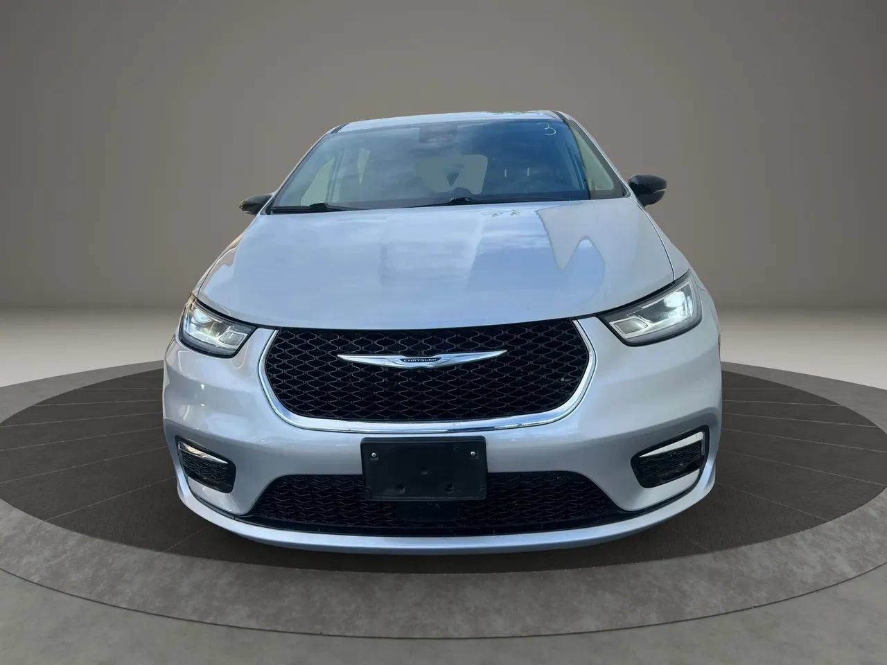 Used 2024 Chrysler Pacifica Touring-L FWD image 2