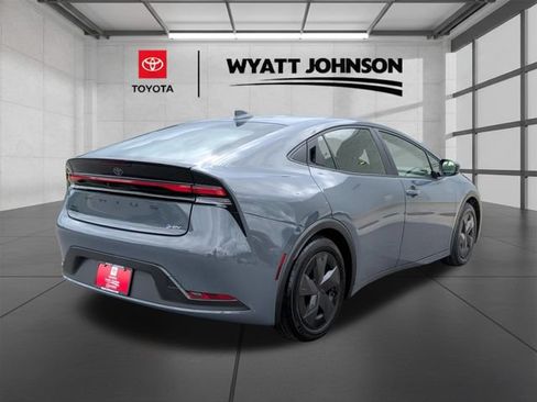 Used 2025 Toyota Prius LE FWD image 5