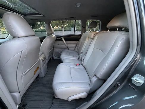 Used 2013 Toyota Highlander SE FWD image 11